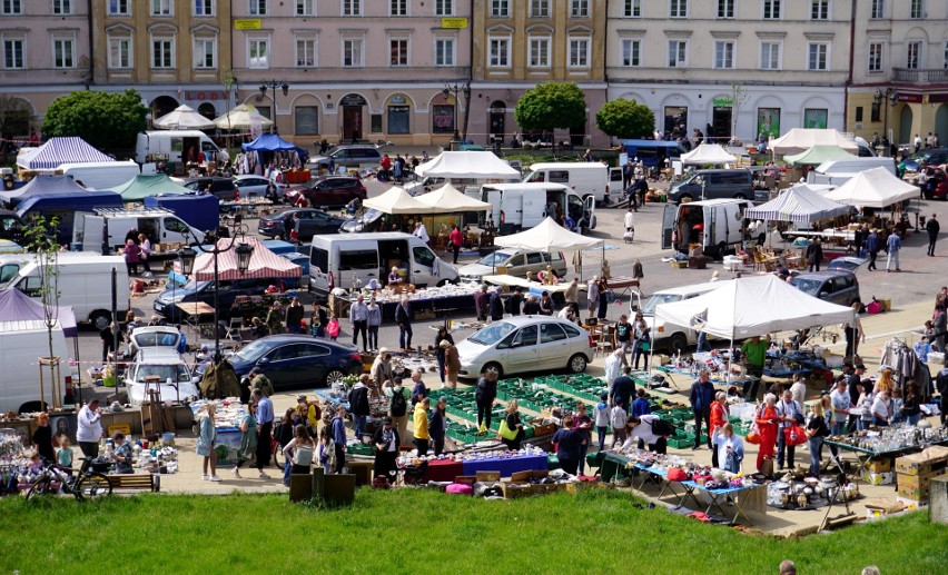 Lublin. W maju już tego nie kupisz. Medale, porcelana i stare obrazy. Lubelska Giełda Staroci na placu Zamkowym zawsze przyciąga tłumy. FOTO