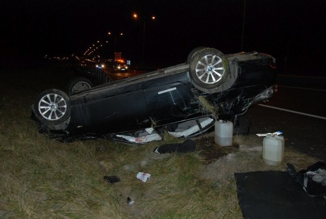 W niedzielę po godz. 3 na autostradzie A4 w Cieszacinie w powiecie jarosławskim, dachował samochód BMW.Ze wstępnych ustaleń wynika, że 22-letni mieszkaniec gminy Orły w powiecie przemyskim jadąc w kierunku Korczowej, najprawdopodobniej zasnął, w wyniku czego zjechał z drogi, uderzył w barierę energochłonną i dachował. Badanie stanu trzeźwości wykazało, że był trzeźwy. W BMW było trzech pasażerów. Dwóch z obrażeniami trafiło do szpitala.W toku prowadzonego postępowania zostaną wyjaśnione szczegółowe okoliczności tego zdarzenia.FLESZ: Wypadki drogowe - pierwsza pomoc 