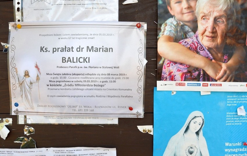 Modlitewne czuwanie przy trumnie zmarłego tragicznie księdza Mariana Balickiego