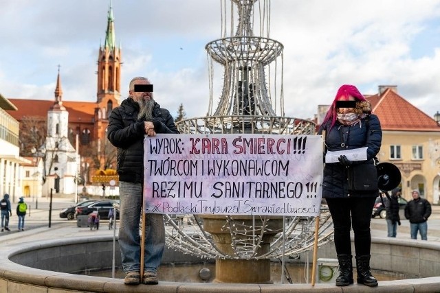Protest antyszczepionkowców na Rynku Kościuszki w Białymstoku (15.01.2022). To m.in. z wystąpieniem oskarżonych mają związek zarzuty postawione oskarżonym. Ci nie przyznają się do winy