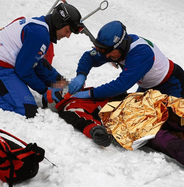 Najczęstsze na narciarskich stokach są urazy kręgosłupa i stawów kolanowych - mówi Leszek Olech, ratownik Grupy Krynickiej GOPR