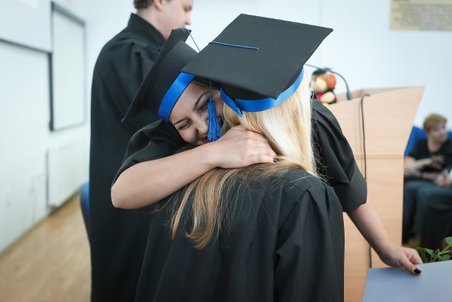 Według badań "Ekonomiczne Losy Absolwentów" najwięcej zarabiają osoby po studiach informatycznych. Na całkiem niezłe pensje mogą liczyć też analitycy danych czy osoby po zarządzaniu. Ich zarobki po studiach sięgają nawet 8000 zł. A które kierunki są najmniej opłacalne? Sprawdźcie!CZYTAJ DALEJ >>>>>