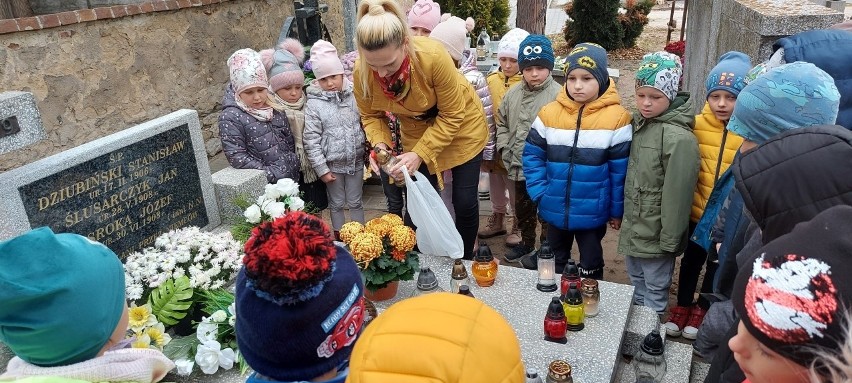 Przedszkolaczki z Wieniawy odwiedziły miejscowy cmentarz i uczciły pamięć pochowanych tam bohaterów