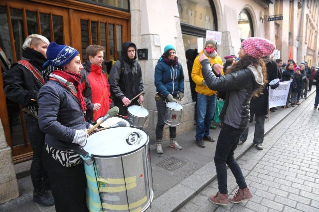 Szyjmy świat na ludzką miarę – skandowali wczoraj uczestnicy pikiety w obronie szwaczek z Myślenic