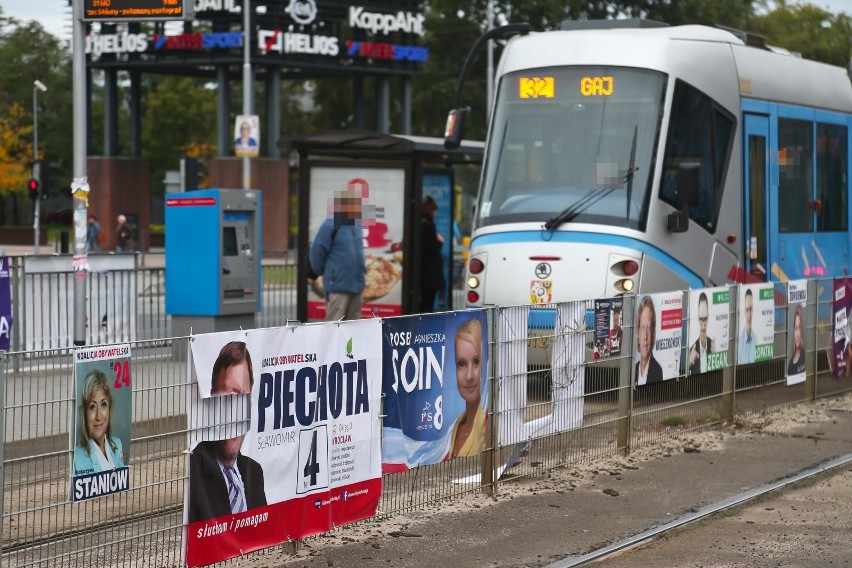 Zniszczone plakaty wyborcze szpecą miasto legalnie