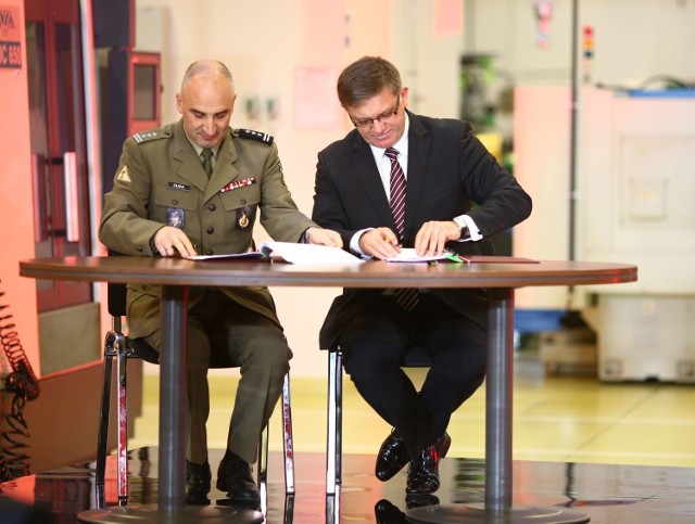 Podpisy pod umową złożyli Adam Duda z Inspektoratu Ministerstwa Obrony Narodowej oraz Waldemar Skowron, prezes skarżyskiej spółki Mesko.