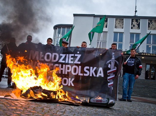Młodzież Wszechpolska pali przed Teatrem Dramatycznym kukłę kanclerz Niemiec.