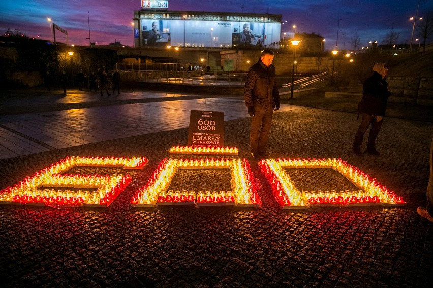 Setki zniczy stanęły na rondzie Mogilskim