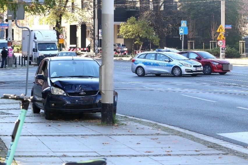 Do czasu usunięcia peugeota z torowiska przejazd tramwajów w...