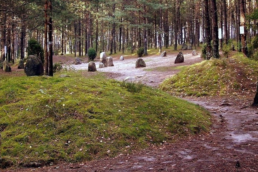 Atrakcją turystyczną są kamienne kręgi, które znajdują się w...