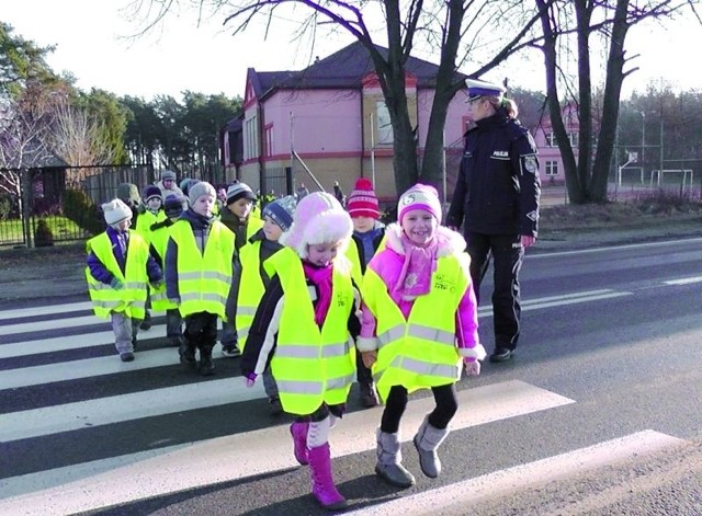 Policjanci instruowali przedszkolaków jak przejść przez jezdnię