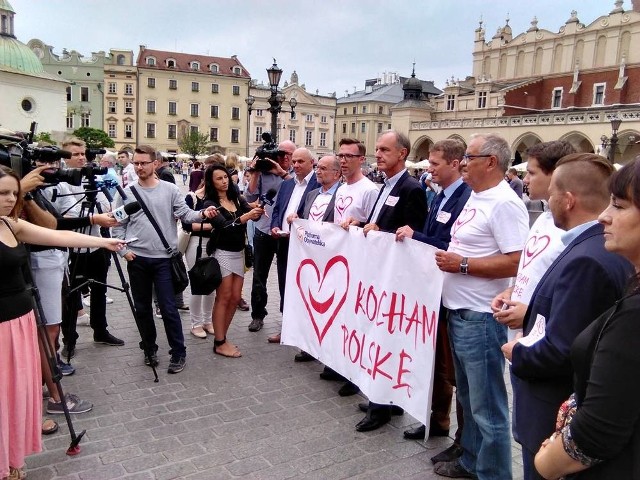 Nieliczna grupa kandydatów Platformy Obywatelskiej gorąco przekonywała, że kocha Polskę