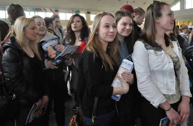 Tegoroczne powiatowe targi edukacji w Kluczborku. Od września kluczborskie nastolatki może będą mieć klasowych kolegów i koleżanki z Ukrainy.