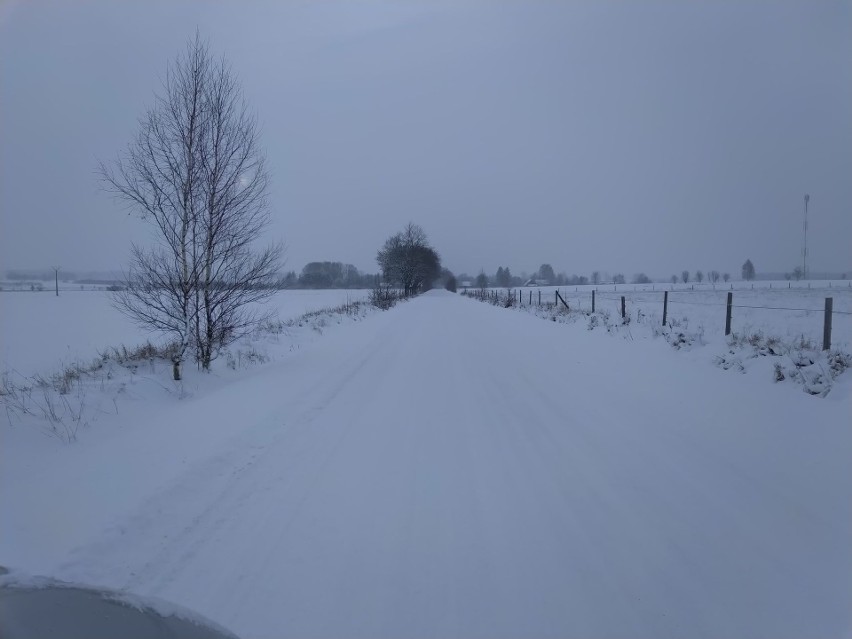 Uwaga kierowcy! Tragiczne warunki do jazdy na trasie Supraśl - Krynki. Droga wojewódzka 676 pokryta jest śniegiem [ZDJĘCIA]