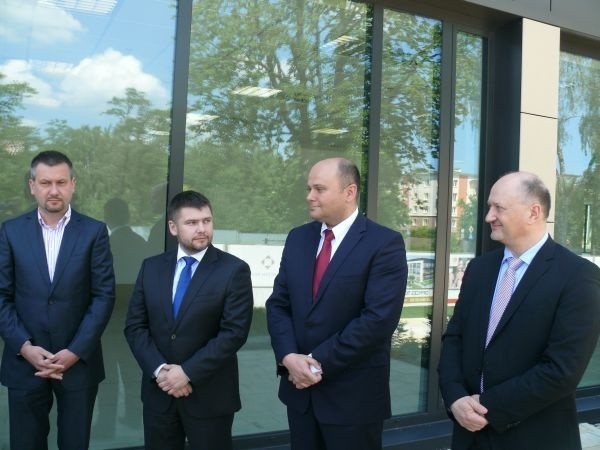 O zainstalowaniu się grupy ASSG w Radomiu mówili; od lewej Tomasz Piekoś i Marek Jadachowski z ASSG, prezydent Radomia Andrzej Kosztowniak oraz Mirosław Szydelski, prezes AIG/Lincoln Polska.