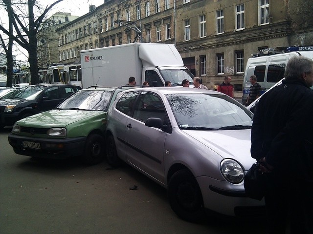 Kolizja na Pomorzanach. Zderzyły się dwa samochodySamochody, który zderzyły się na ul. Powstańców Wielkopolskich zablokowały torowisko. Są utrudnienia w ruchu.