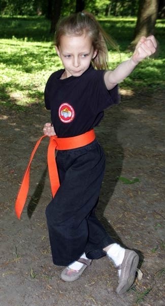 7-letnia Karolina Mendoń ma karate we krwi.