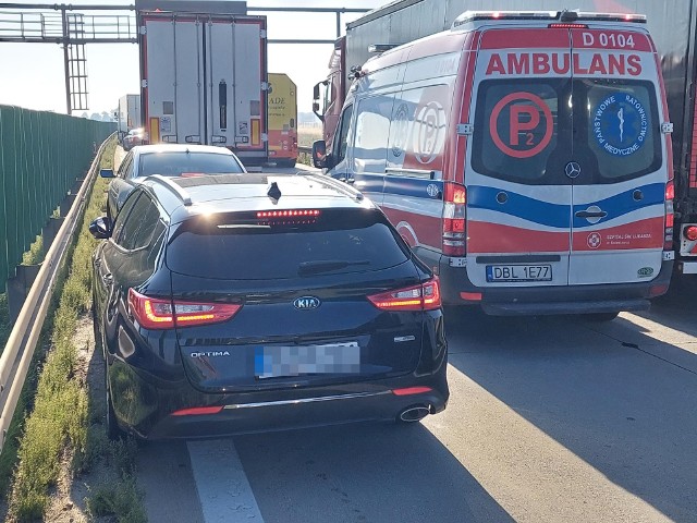 Karambol pod Wrocławiem. Na A4 zderzyły się dwa busy i trzy osobówki.