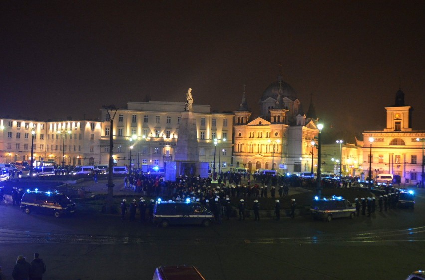 Kibice Widzewa zatrzymani na ul. Piotrkowskiej. Policja uniemożliwiła przemarsz [FILM, ZDJĘCIA, NOWE FAKTY]