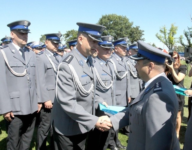 Wyróżnionym policjantom gratulował Rafał Korczak, wiceszef mazowieckiej policji.