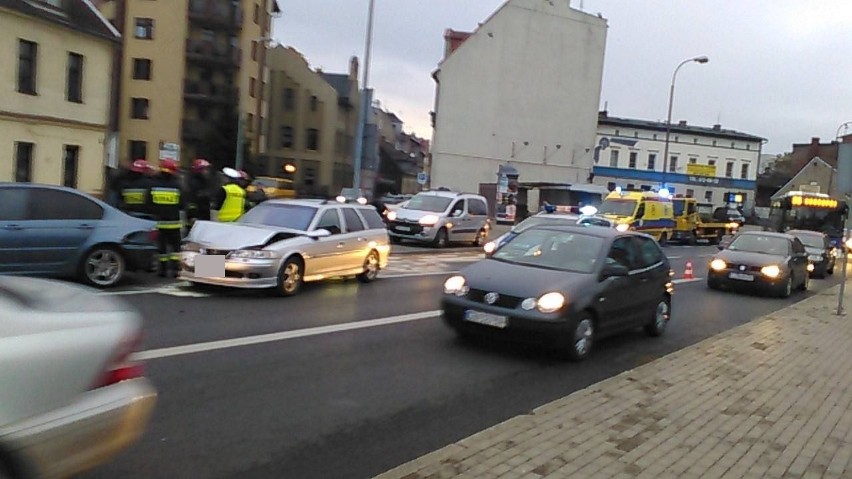 Wypadek na placu Poznańskim. Zderzenie dwóch aut