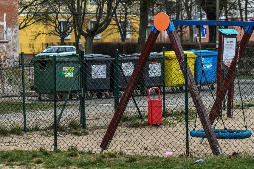 Bydgoszcz. Plac zabaw tuż obok osiedlowego śmietnika.