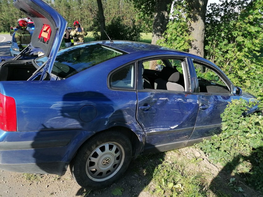 Wypadek na trasie Szczuczyn - Bzury. Volkswagen na łuku drogi wpadł do rowu