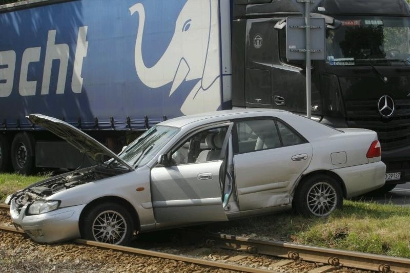 Wrocław: Wypadek na Kosmonautów. Mazda na torowisku. Nie jeżdżą tramwaje (ZDJĘCIA)