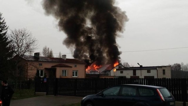 Na Złotnie płonie budynek gospodarczy