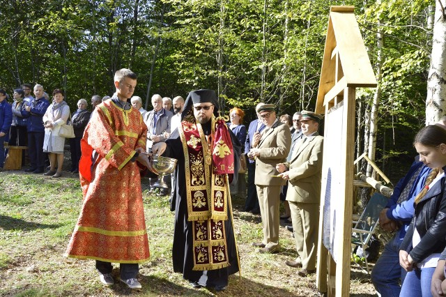 Biskup Paisjusz poświęcił w Długiem tablice dedykowane nie tylko św. Maksymowi Sandowyczowi, ale także wszystkim ofiarom Talerhofu z powiatu gorlickiego.