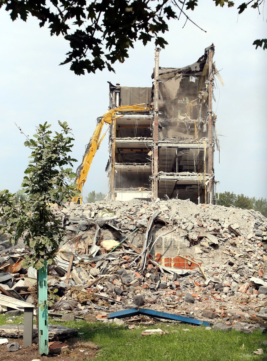 Rozbiórka budynku D Uniwersytetu Ekonomicznego w Katowicach. Wyburzają obiekt typu Lipsk przy Bogucickiej. Tu będzie nowy kampus