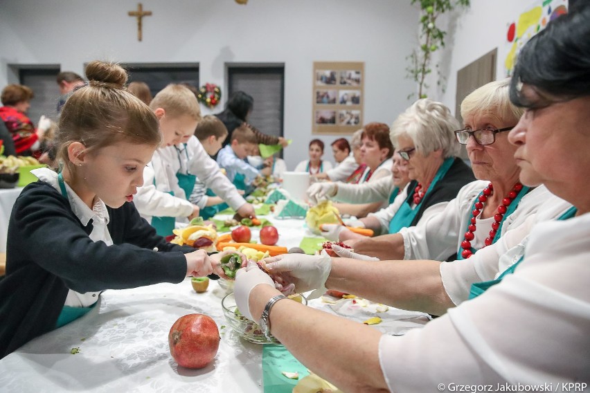 Pierwsza Dama odwiedziła Masłomiącą. Spotkała się z seniorami i dziećmi [ZDJĘCIA]