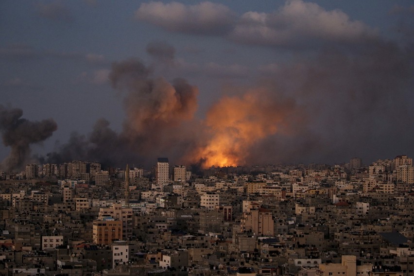 Dym i ogień nad Strefą Gazy po izraelskim nalocie od północy...
