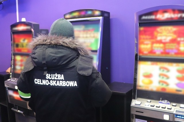 Funkcjonariusze zabezpieczyli sześć nielegalnych automatów do gier