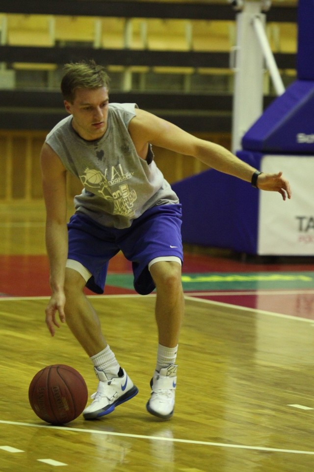 Koszykarze Jeziora Tarnobrzeg (na zdjęciu Christopher Long) udział w rozgrywkach Pucharu Polski rozpoczną w listopadzie.