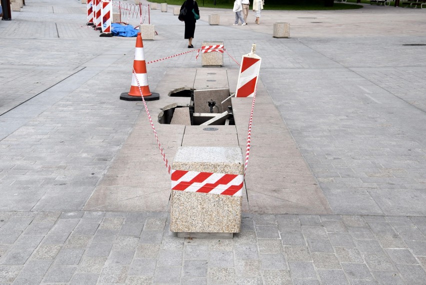 Kolejna fontanna na placu Litewskim uszkodzona. Przez samochód firmy sprzątającej [ZDJĘCIA]