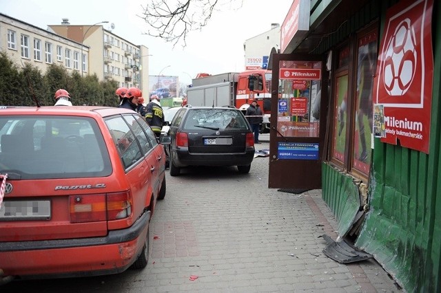 Mieszkanka Przemyśla uszkodziła dwa samochody i budkę z zakładami bukmacherskimi.