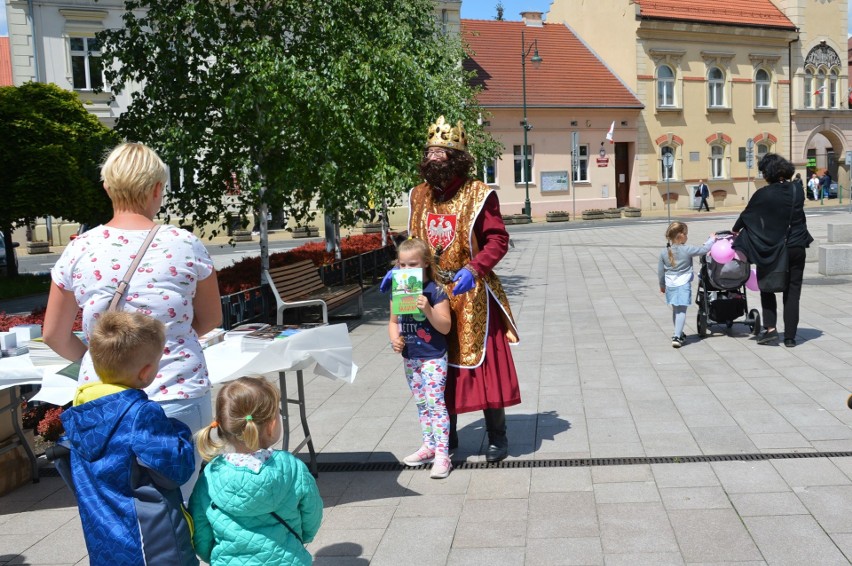 Skawina. Każdy dorosły ma w sobie trochę dziecka. Też należą się im prezenty. Skawinianie dostawali książki i figurki z balonów. 