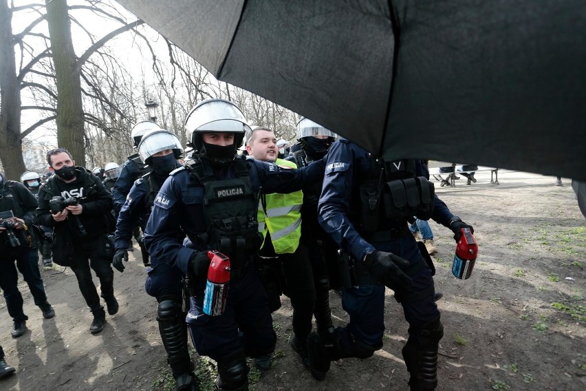 Warszawa. Górale przedsiębiorcy mają dość władzy. Chcieli wręczyć  Kaczyńskiemu "prezent"