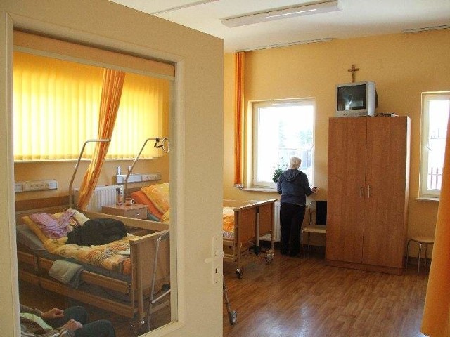 Sala chorych przebywających w hospicjumPacjenci hospicjum mieszkają w dwu- i trzyosobowych salach. Od lipca 2014 roku, kiedy otwarto tę placówkę, przyjęto już 87 osób z całego województwa świętokrzyskiego.