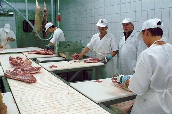 Mirosław Rybarkiewicz z Kołobrzegu (drugi z prawej) nie jest przekonany, czy spełnienie wszystkich wymogów pozwoli mu na eksport mięsa do krajów unijnych: - Pewnie pojawią się jakieś nowe przepisy...
