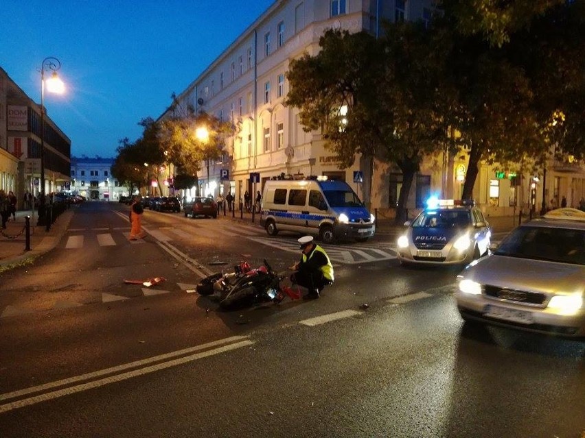 Kolizja na ul. Narutowicza. Zderzenie motocyklisty z samochodem osobowym