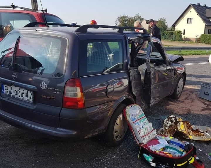 Wypadek na DK 94 w Boniowicach. Zderzyły się dwa samochody i autobus. Lądował LPR