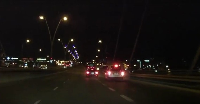 Szaleńcza jazda kierowcy BMW na Trasie Uniwersyteckiej. "Było naprawdę ciasno" [wideo]