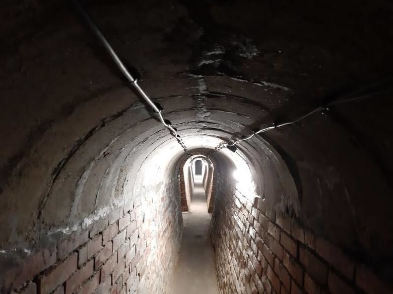 Nowe wejście do tuneli pod zamkiem w Oświęcimiu już prawie gotowe. Trwają ostatnie prace przed udostępnieniem tuneli do zwiedzania[ZDJĘCIA]