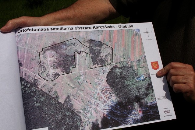Czarną obwódką zaznaczono teren szczególnej ochrony na Dalni i Grabinie. Po prawej stronie Karczówka z klasztorem zaznaczonym kolorem niebieskim.
