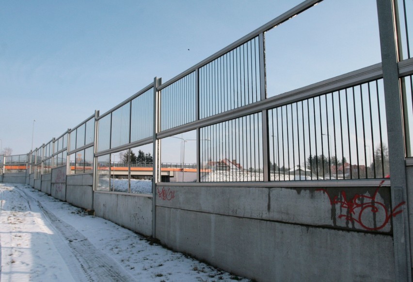 Rozbite szyby w ekranach dźwiękochłonnych są w kilku...