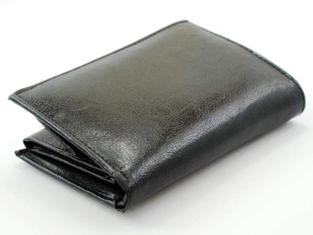 Mężczyzna został przyłapany, jak schował do kieszeni cudzy portfel