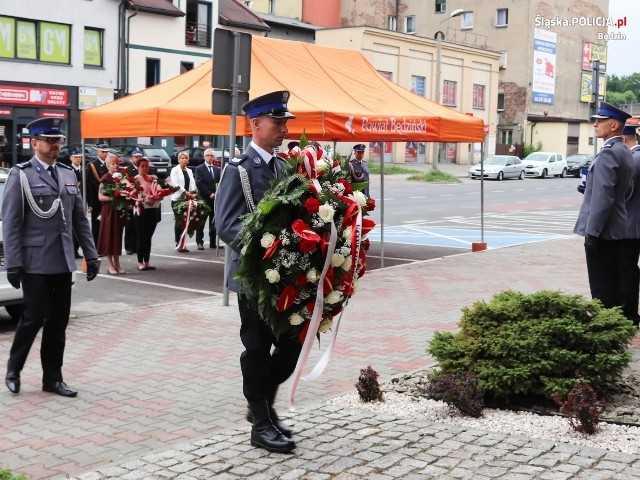 Uroczystości w Będzinie, upamiętniające sierżanta Grzegorza Załogę oraz policjantów zmarłych w czasie pandemii Zobacz kolejne zdjęcia/plansze. Przesuwaj zdjęcia w prawo - naciśnij strzałkę lub przycisk NASTĘPNE