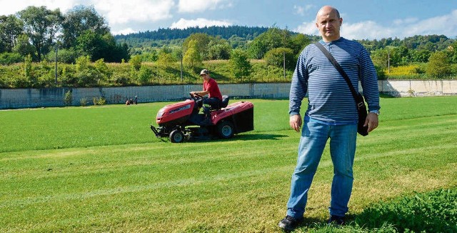 Prezes LKS Górki Jacek Górka na nowym boisku